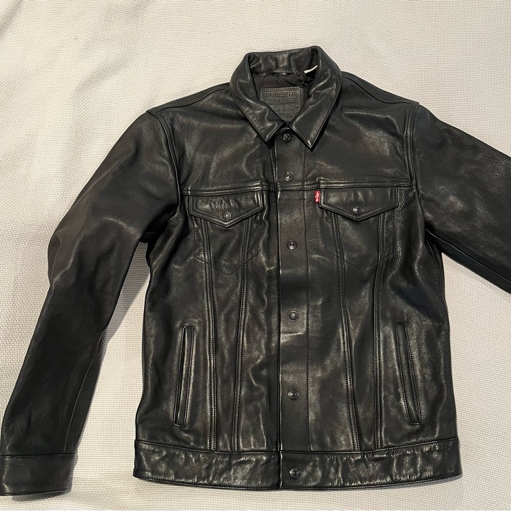 Levi's Black Leather Trucker Jacket with Sleek Silhouette